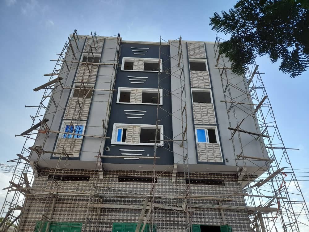 Facade construction with scaffolding